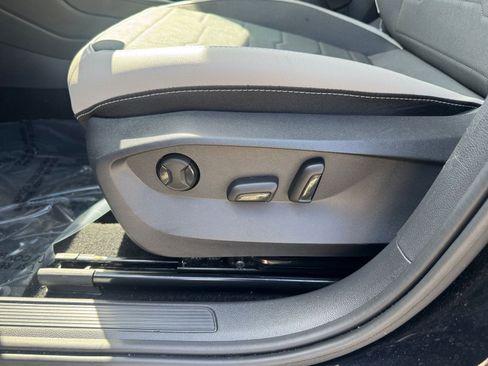 Used 2025 Volkswagen Taos SE image 23