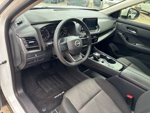 Used 2025 Nissan Rogue SV FWD image 18