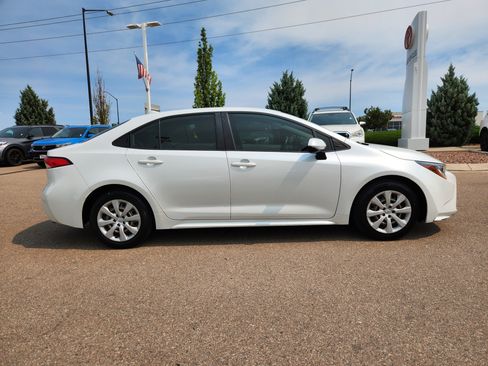 Used 2022 Toyota Corolla LE FWD image 2