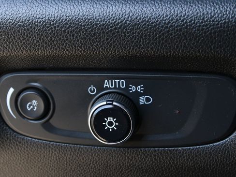 Used 2022 Chevrolet Traverse LT image 21