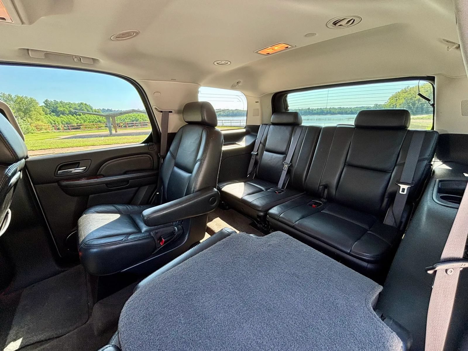 Used 2007 Cadillac Escalade AWD w/ Information Package image 18