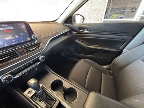 Used 2025 Nissan Altima 2.5 SV FWD image 36