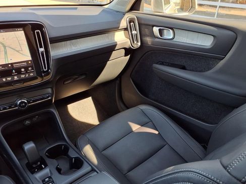 Certified 2025 Volvo XC40 B5 Core AWD/4WD image 19