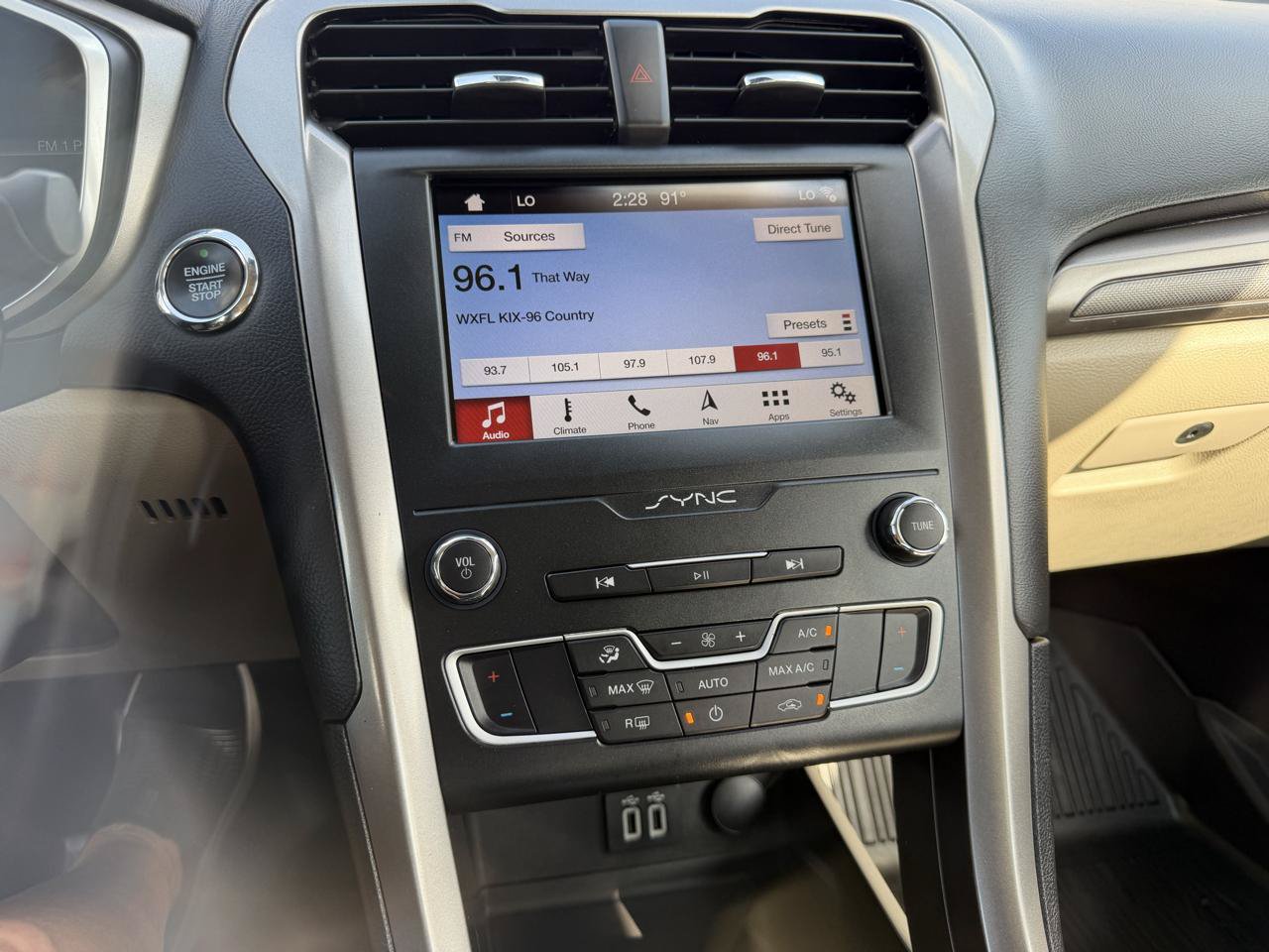 Used 2019 Ford Fusion SE FWD image 4