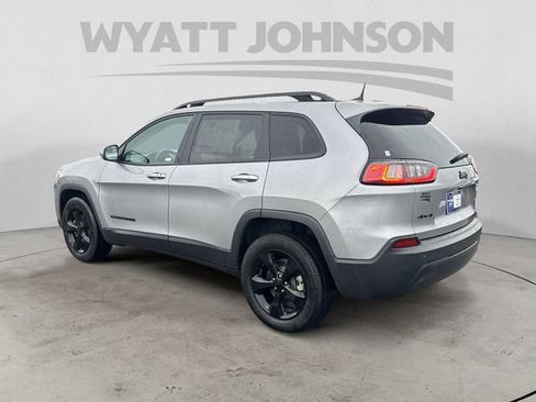 Used 2019 Jeep Cherokee Latitude Plus AWD/4WD image 3
