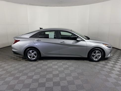 Used 2021 Hyundai Elantra SE FWD image 5