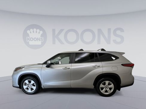 Used 2023 Toyota Highlander LE AWD/4WD image 5