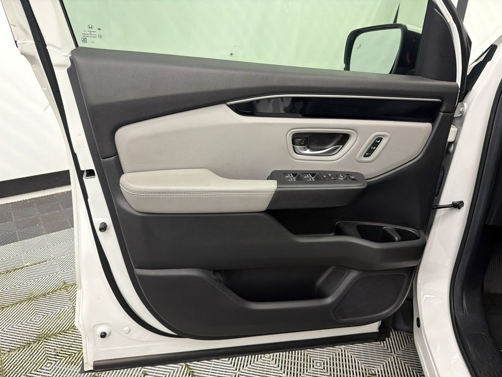 Used 2025 Honda Pilot EX-L image 11