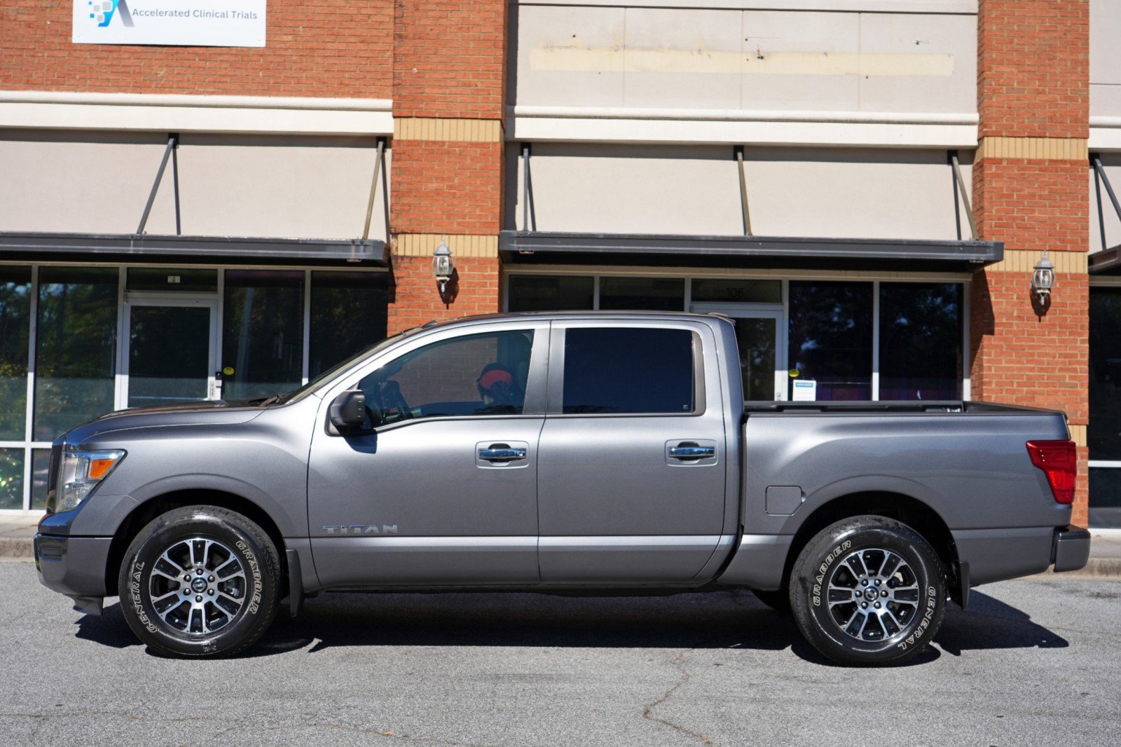 Used 2021 Nissan Titan SV RWD image 39