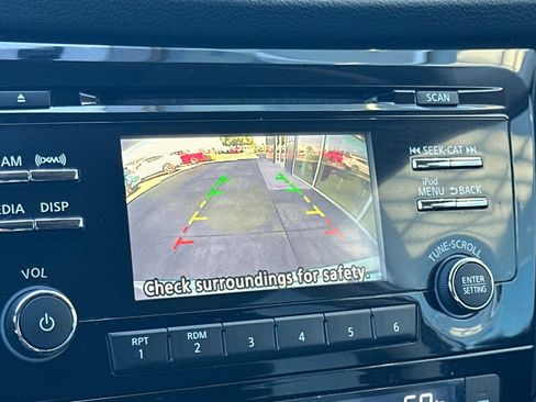 Used 2017 Nissan Rogue SV AWD/4WD image 19