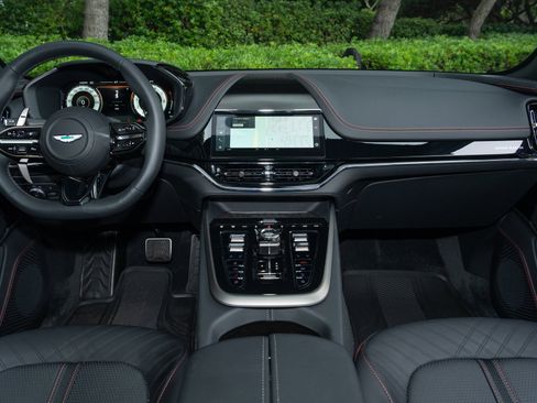 Used 2025 Aston Martin DBX 707 image 19