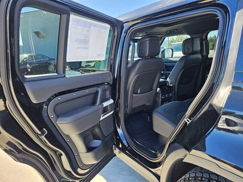 New 2024 Land Rover Defender 110 SE image 14
