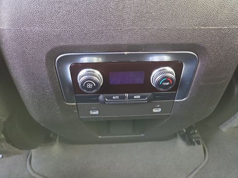 Used 2024 GMC Yukon SLT image 25