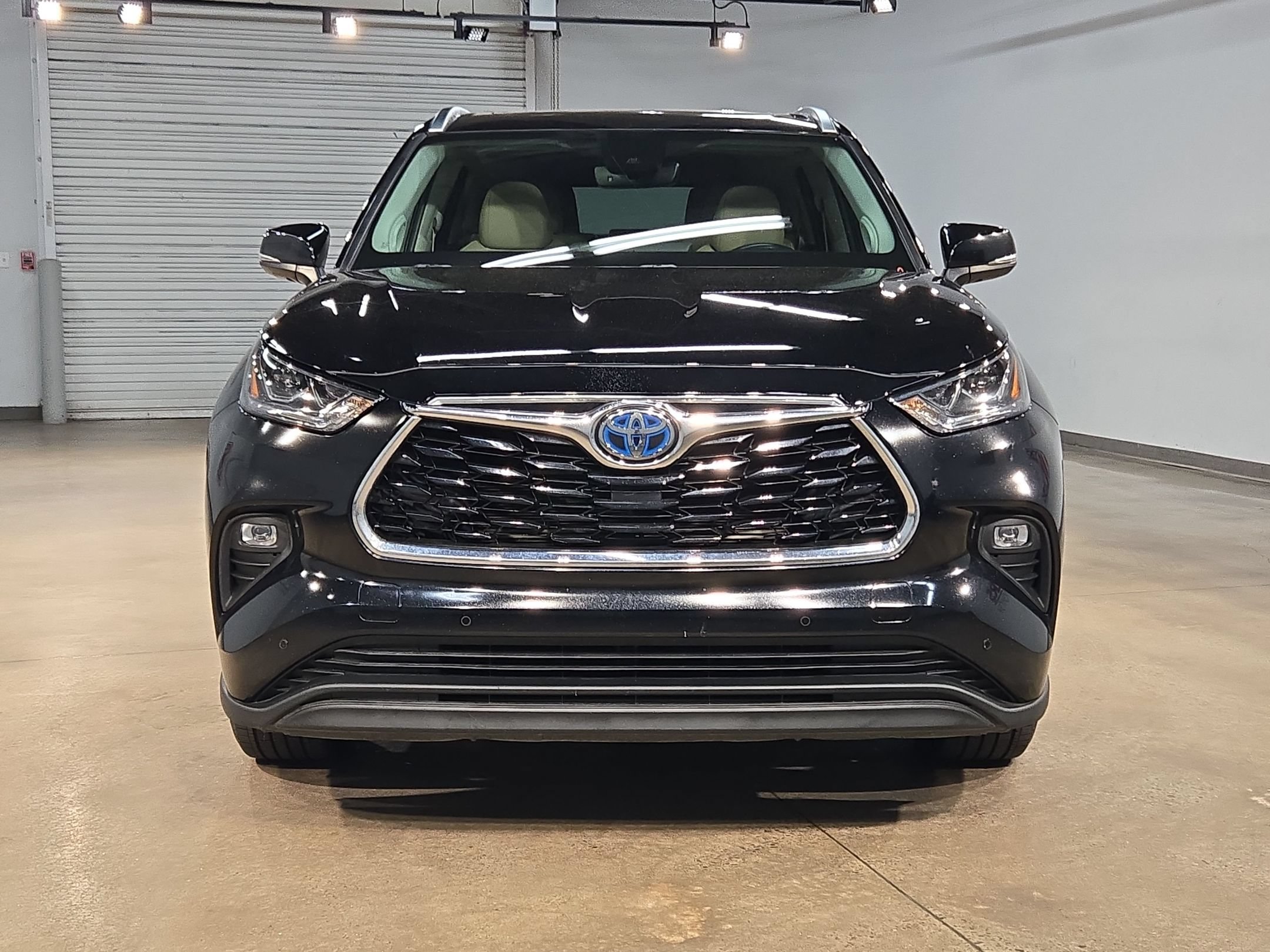 Used 2024 Toyota Highlander Limited AWD/4WD image 2