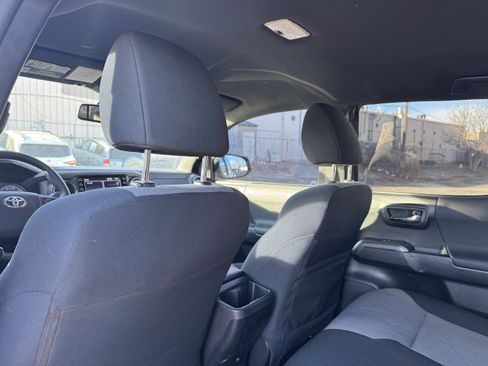 Used 2020 Toyota Tacoma TRD Off-Road w/ Technology Package image 14