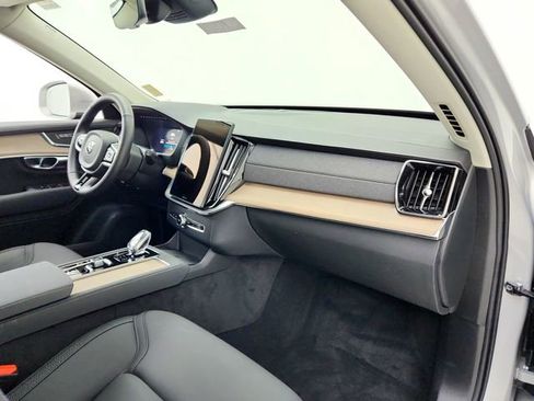 Certified 2025 Volvo XC90 B6 Plus image 17