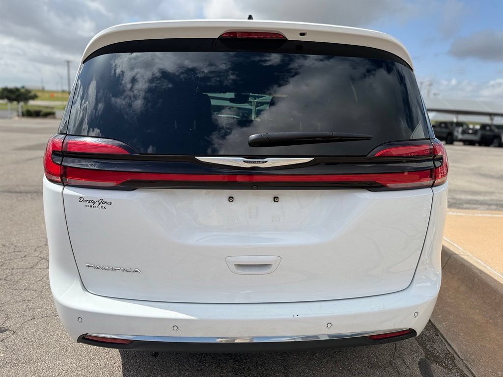 Used 2025 Chrysler Pacifica Select FWD image 5