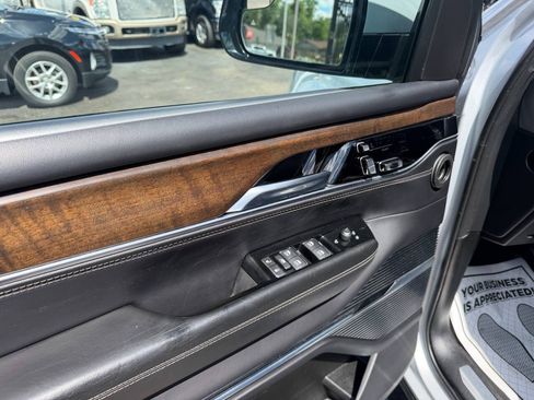 Used 2022 Jeep Grand Wagoneer Series II AWD/4WD image 9