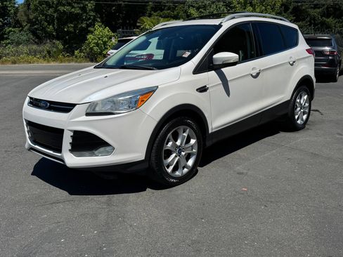 Used 2016 Ford Escape Titanium w/ Canadian Touring Package AWD/4WD image 3