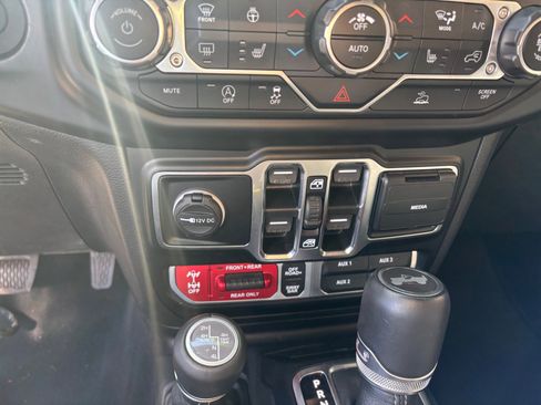 Used 2022 Jeep Wrangler Unlimited Rubicon w/ Cold Weather Group image 16