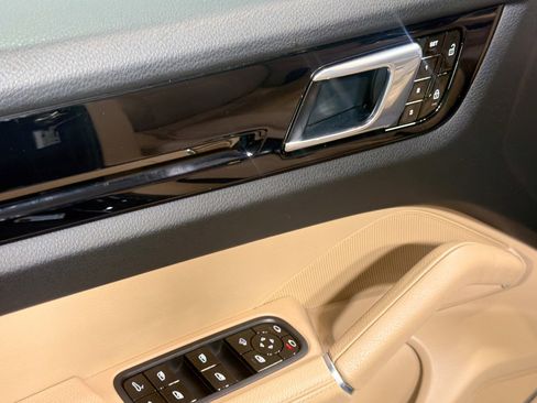 Used 2019 Porsche Cayenne image 22