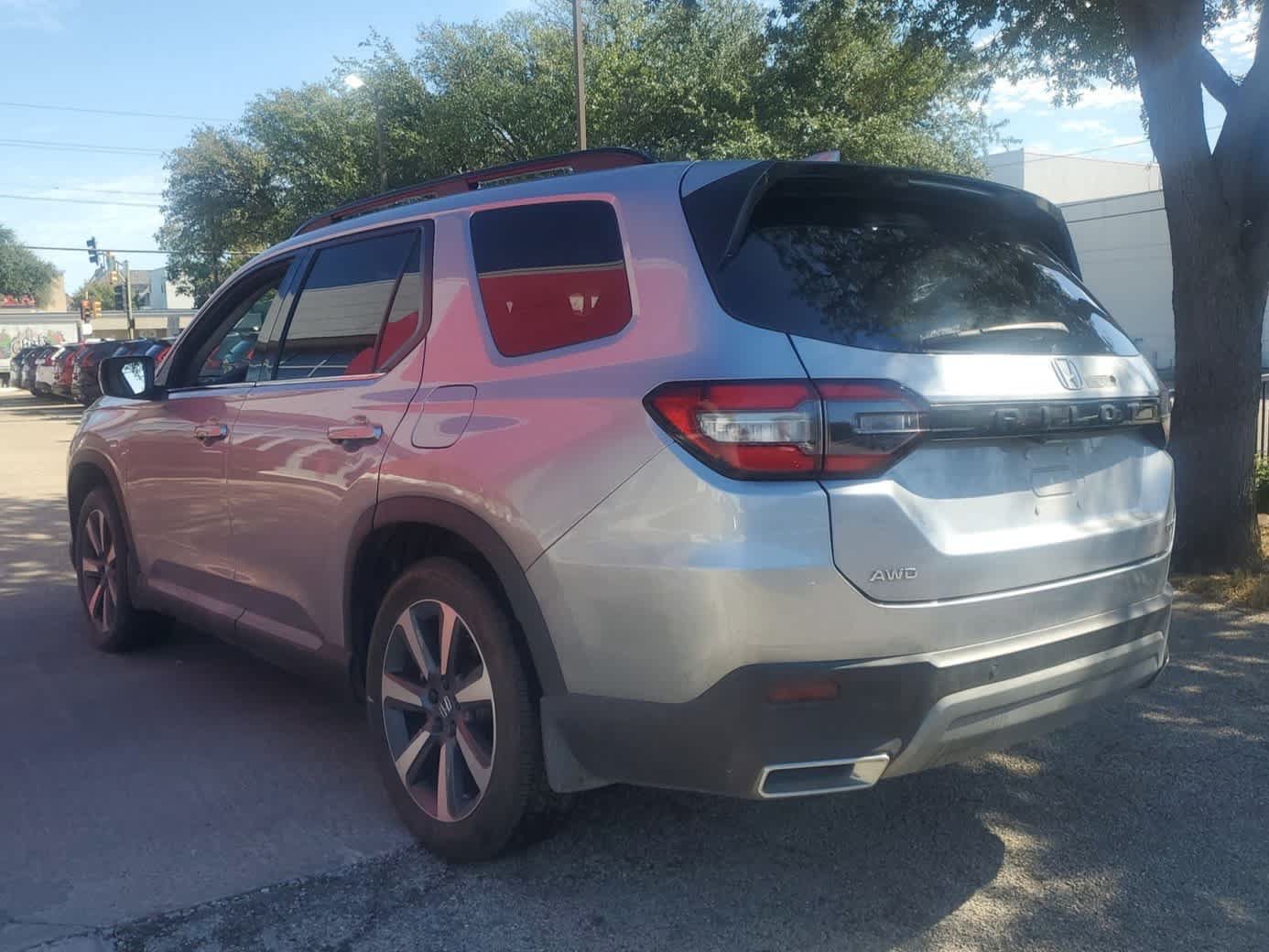 Used 2025 Honda Pilot Touring image 4