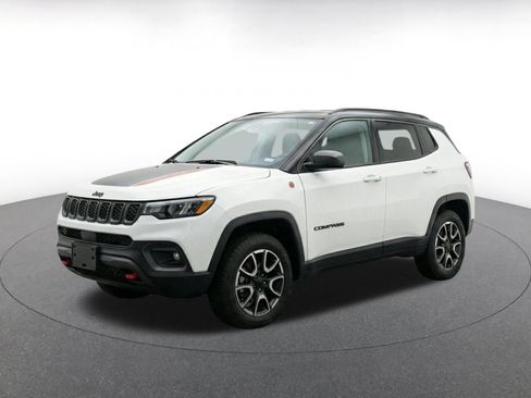 Used 2025 Jeep Compass Trailhawk AWD/4WD image 3