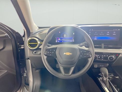 Used 2025 Chevrolet Trax LT FWD image 37