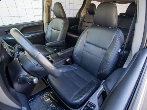Used 2018 Toyota Sienna SE image 14