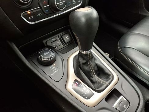 Used 2015 Jeep Cherokee Limited image 24