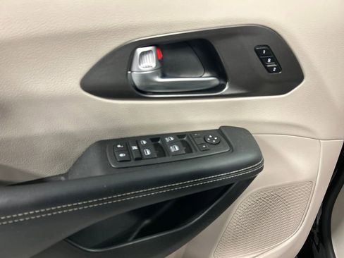 Used 2024 Chrysler Pacifica Touring-L image 14