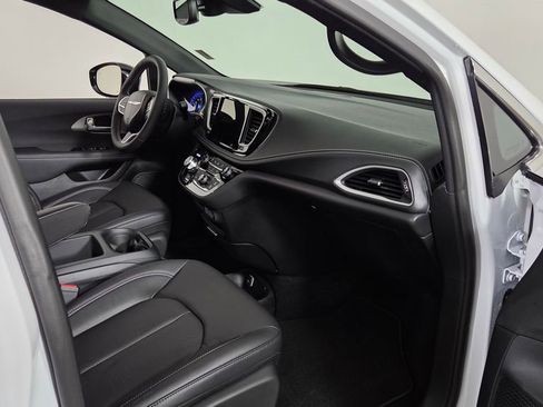 New 2025 Chrysler Pacifica Select image 37