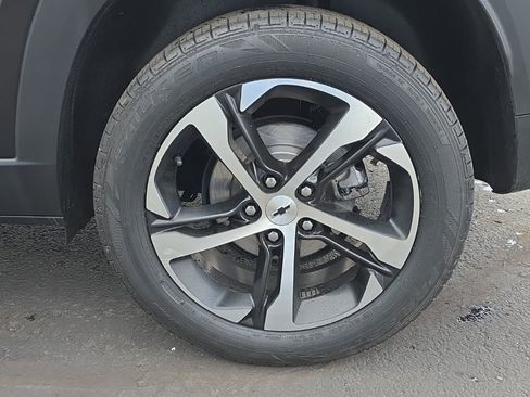 Used 2024 Chevrolet Trax RS w/ Sunroof Package FWD image 13