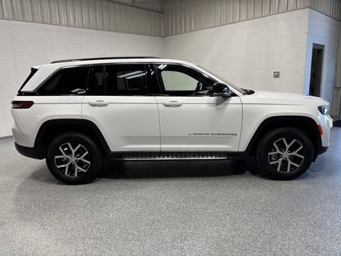 Used 2025 Jeep Grand Cherokee Limited AWD/4WD image 8
