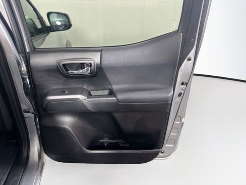 Used 2019 Toyota Tacoma TRD Off-Road RWD image 27
