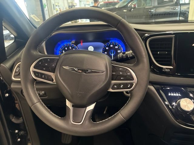 Used 2025 Chrysler Pacifica Select FWD image 15