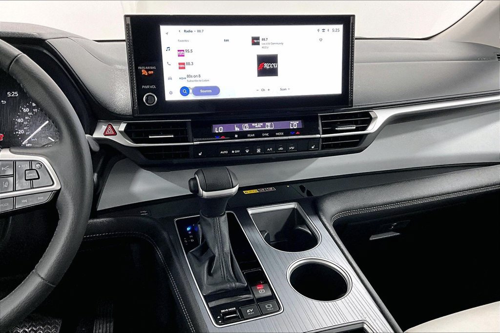 Used 2026 Toyota Sienna XLE FWD image 7