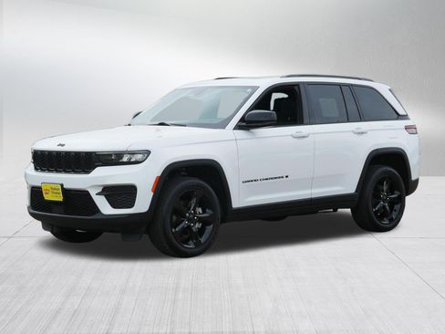 Used 2024 Jeep Grand Cherokee Altitude AWD/4WD image 3