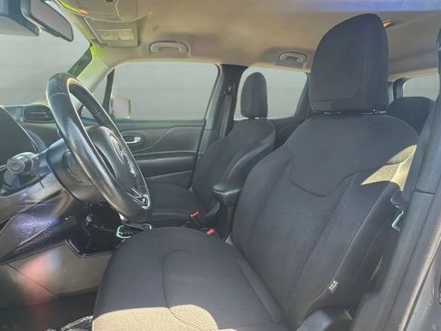 Used 2020 Jeep Renegade Altitude FWD image 24