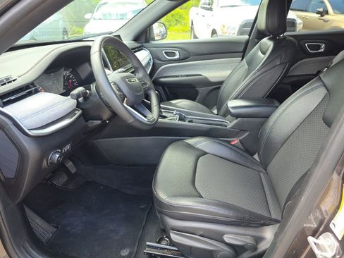 Used 2024 Jeep Compass Latitude image 3