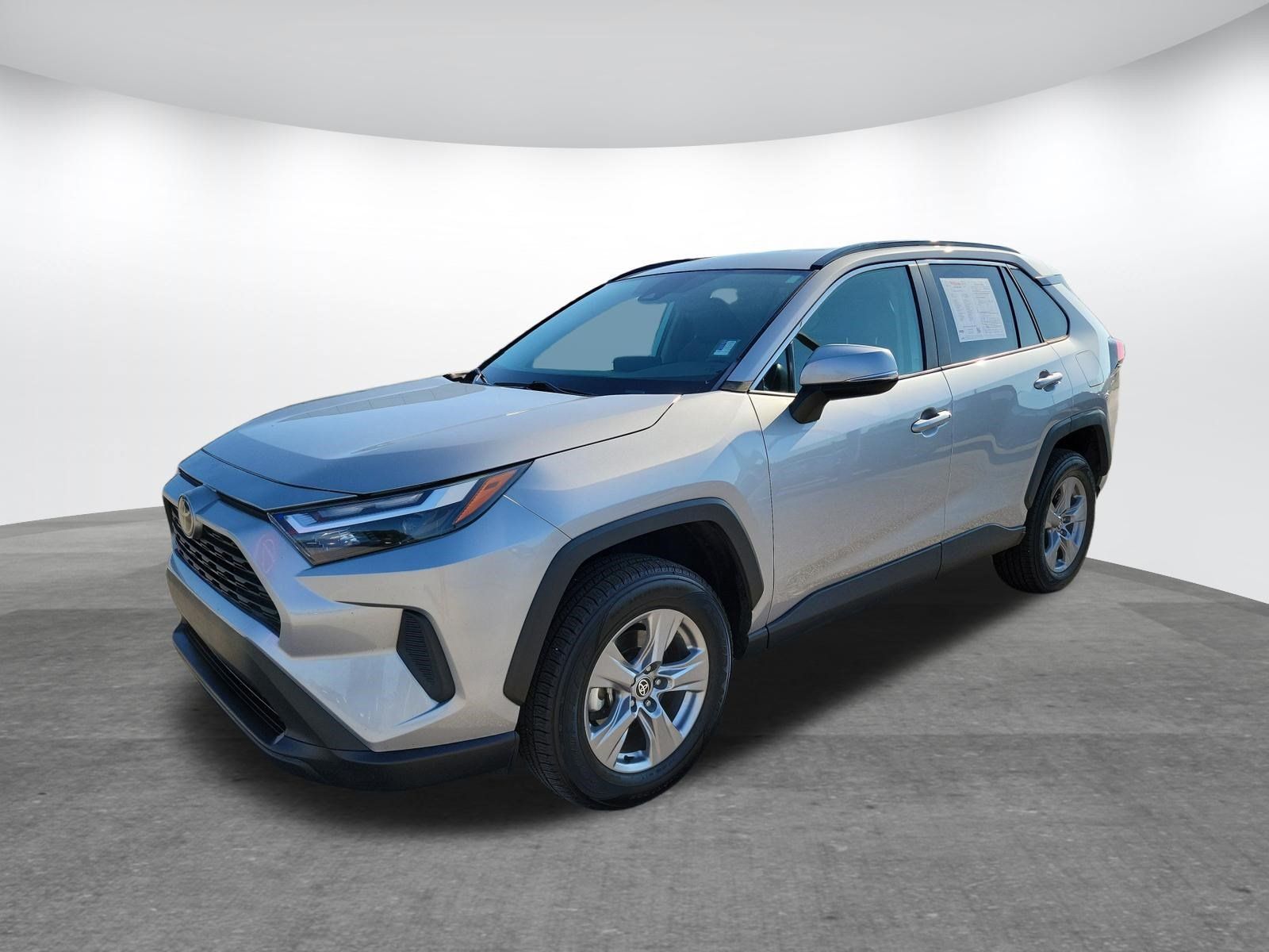 Used 2022 Toyota RAV4 XLE AWD/4WD image 3