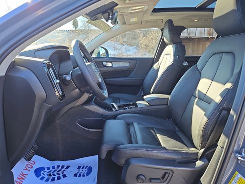 Used 2023 Volvo XC40 B5 Plus image 13
