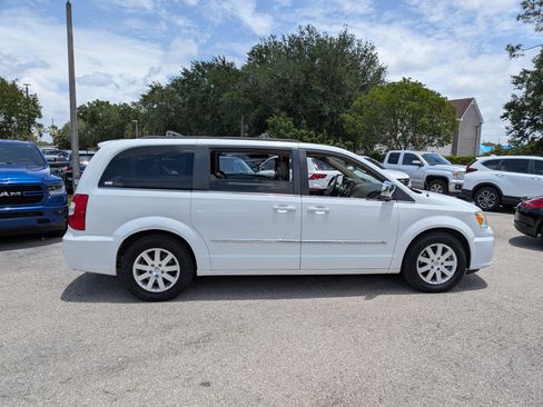 Used 2015 Chrysler Town & Country Touring FWD image 3