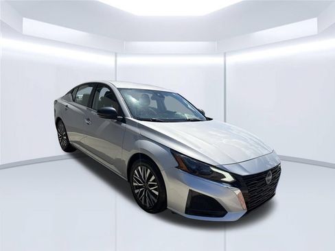 Used 2024 Nissan Altima 2.5 SV FWD image 9