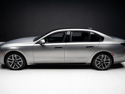 Used 2023 BMW 740i RWD image 16