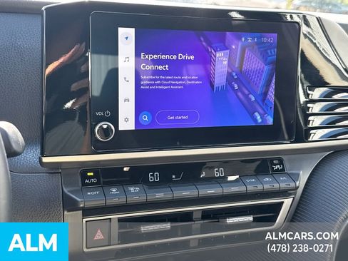 Used 2025 Toyota Camry SE image 31