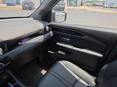 Used 2025 Honda Pilot TrailSport image 24