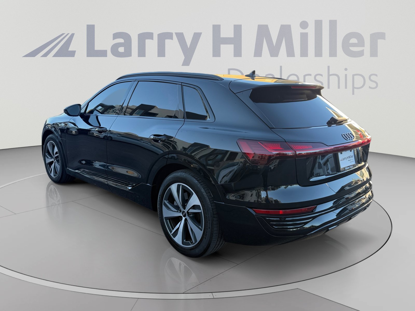 Used 2024 Audi Q8 e-tron Premium AWD/4WD image 3