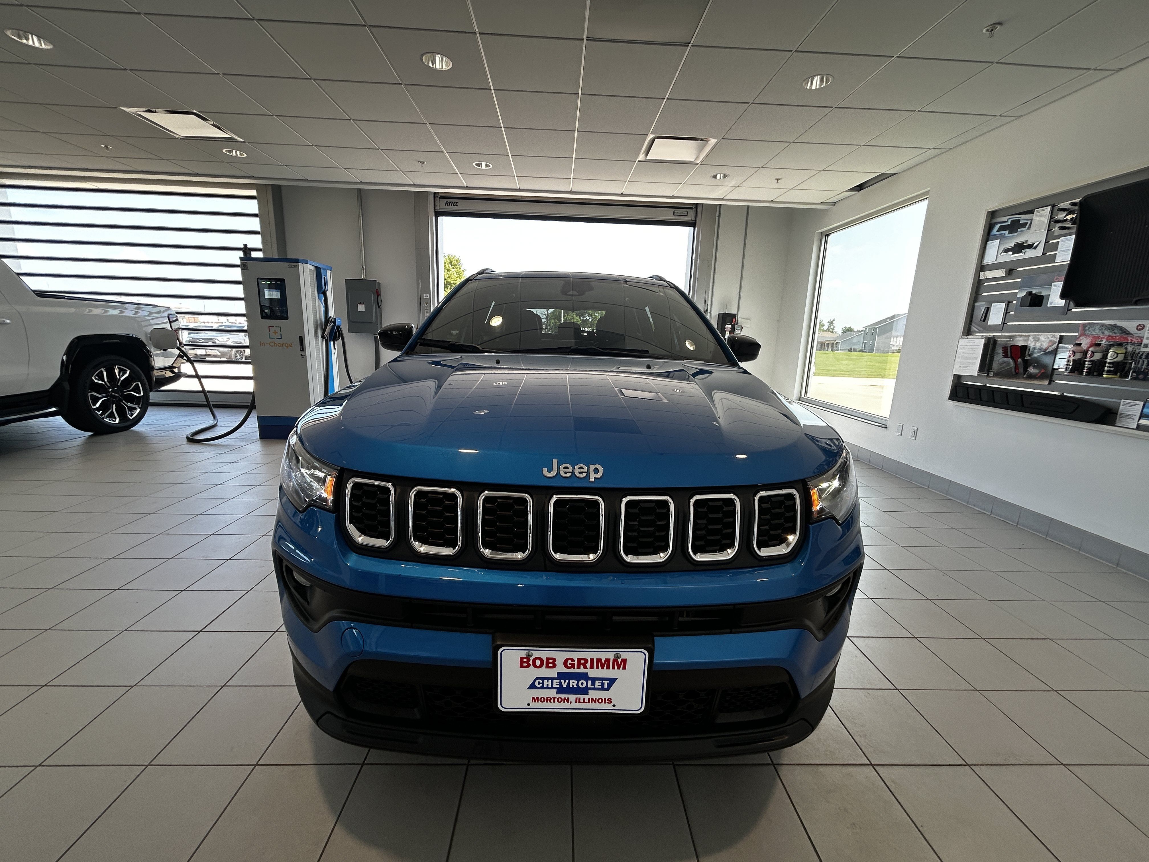 Used 2024 Jeep Compass Latitude w/ Sun and Sound Group AWD/4WD image 5