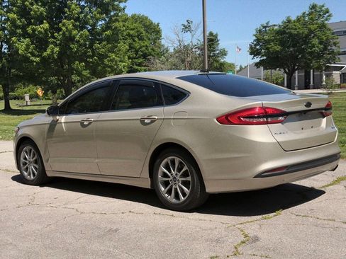 Used 2017 Ford Fusion SE w/ Fusion SE Technology Package FWD image 6